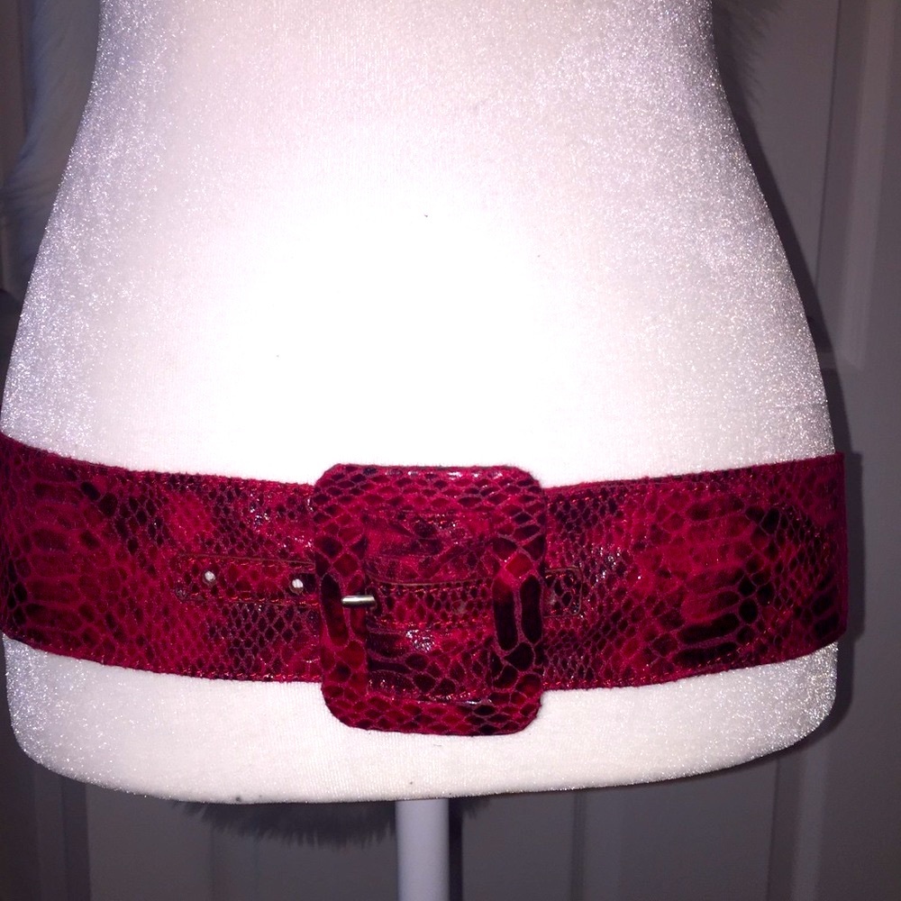 🍎Vegan/Faux🍎Red🍎Snakeskin Embossed🍎Belt🍎